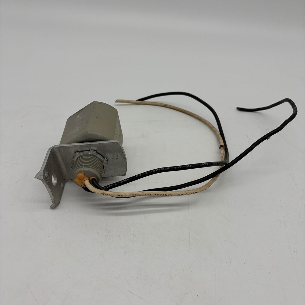 GE Tranquell Surge Arrester 9L15ECB001 650V AC 2 Pole Ground White Lead Vintage
